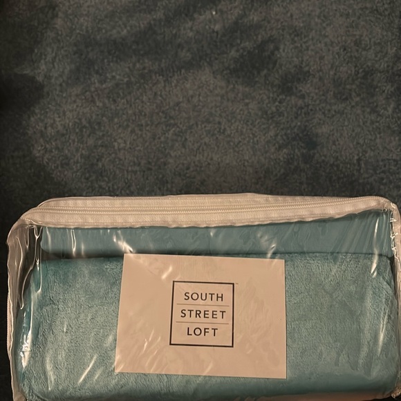 South Street Loft blanket and microfiber sheet - Picture 2 of 2